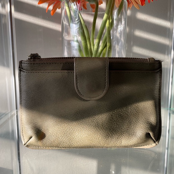 Universal Thread Green Leather Wristlet - Picture 1 of 8